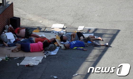 낮기온 35도에 이르는 폭염이 연일 계속되고 있는 가운데 노숙자들이22일 서울 중구 서울역 광장 그늘진 곳에서 잠을 자고 있다. 2021.7.22/뉴스1 © News1 김명섭 기자