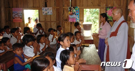 태공당 월주스님이 자신이 지원한 캄보디아 크나이 초등학교에서 아이들을 만나고 있는 모습.(금산사 제공)/© 뉴스1