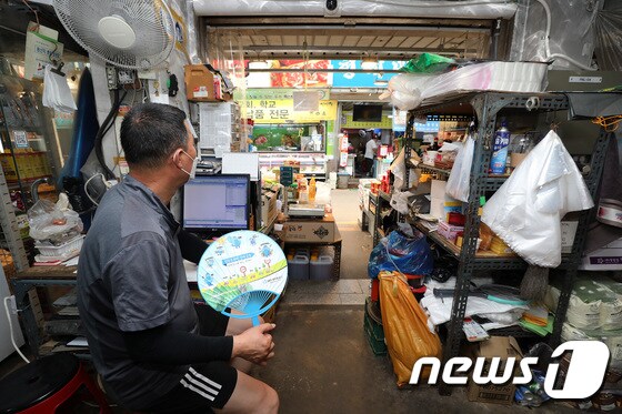 22일 서울 마포구 월드컵시장의 한 식자재매장을 운영하는 상인이 손님을 기다리고 있다. 상인은 