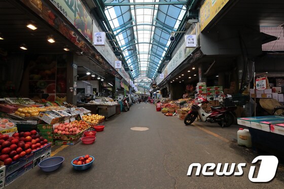 22일 서울 마포구 월드컵시장이 비교적 한산한 모습을 보이고 있다. 시장의 한 상인은 