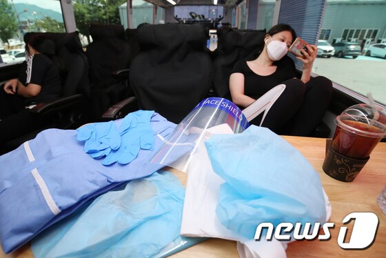 의료진들이 재난현장 회복지원버스내에서 휴식을 취하고 있다.© News1 김기태 기자