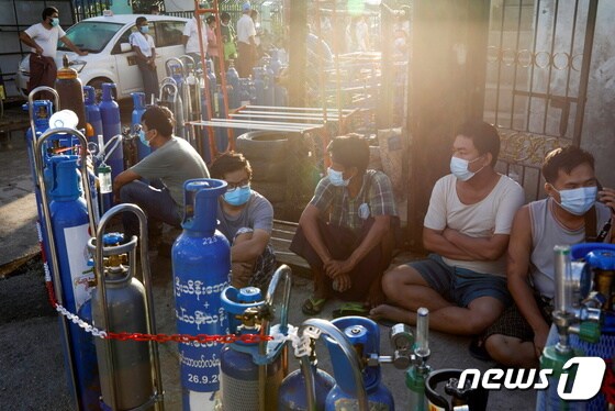미얀마 양곤에서 2021년 7월 14일 사람들이 산소탱크에 코로나19 치료용 산소를 채우기 위해 줄 선 모습. © 로이터=뉴스1 © News1 최서윤 기자