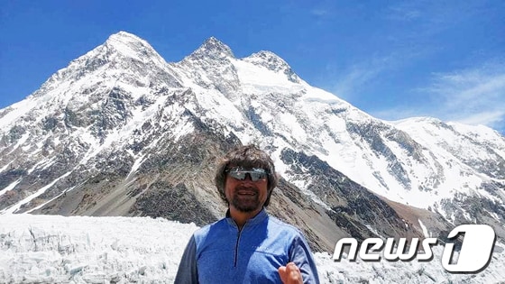 장애 산악인 김홍빈 대장이 브로드피크(8047m) 등정에 앞서 지난 12일 K2베이스캠프에 들러 등반루트를 살펴본 후 기념촬영을 하고 있다. K2(8611m)와 브로드피크의 거리는 8km 정도다. (김홍빈 대장 페이스북 캡처)2021.7.22/뉴스1 © News1 박준배 기자
