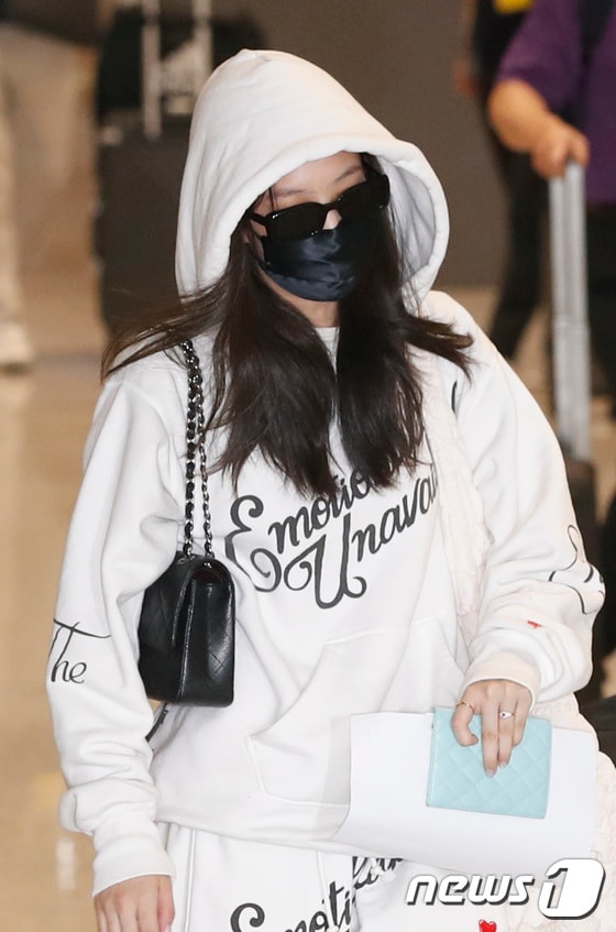 블랙핑크(BLACKPINK) 제니가 22일 오후 인천국제공항 입국장을 나서고 있다. 2021.7.22./뉴스1 © News1 권현진 기자