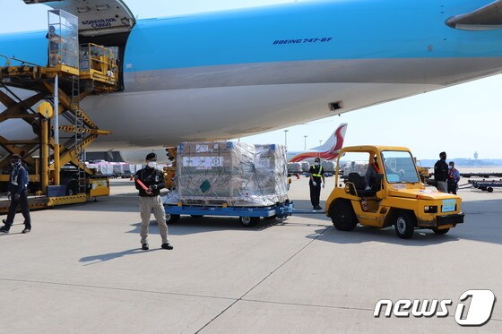 지난 22일 오후 인천국제공항에서 군경 관계자들이 이날 공항에 도착한 코로나19 모더나 백신 직계약 물량을 수송하고 있다./뉴스1 © News1 김진환 기자
