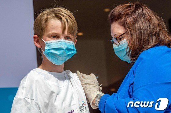 13세 소년이 코네티컷주 하트포드셔에서 백신 접종을 받고 있다. © AFP=뉴스1