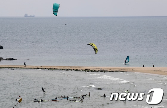 울산시 울주군 진하해수욕장에서 서핑을 즐기는 레저족 모습. /뉴스1 © News1 DB