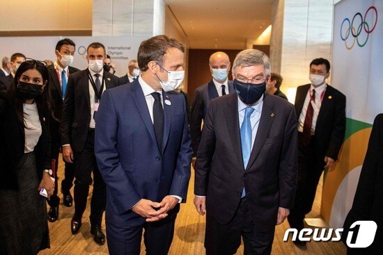 2021년 7월 23일 일본 도쿄에 도착한 에마뉘엘 마크롱 프랑스 대통령(좌)이 토마스 바흐 국제올림픽위원회(IOC) 위원장과 만나고 있다. © AFP=뉴스1