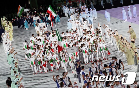 23일 오후 일본 도쿄 국립경기장에서 열린 2020 도쿄올림픽 개막식에서 이탈리아 선수들이 입장하고 있다. 2021.7.23/뉴스1 © News1 이재명 기자