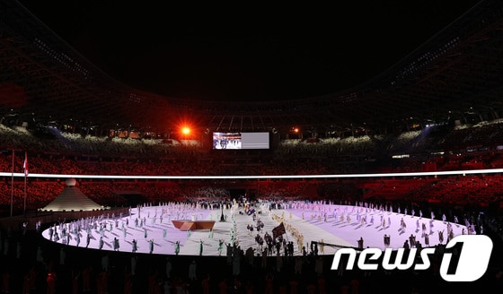 23일 오후 일본 도쿄 국립경기장에서 열린 2020 도쿄올림픽 개막식에서 세계 각국의 선수들이 입장하고 있다.  2021.7.23/뉴스1 © News1 이재명 기자