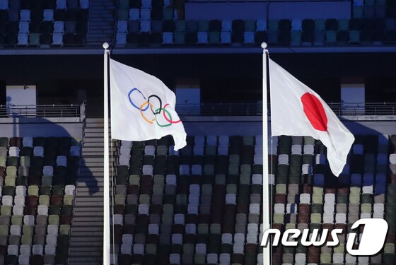 23일 밤 일본 도쿄 국립경기장에서 열린 2020 도쿄올림픽 개막식에서 오륜기가 게양되고 있다. 2021.7.23/뉴스1 © News1 송원영 기자