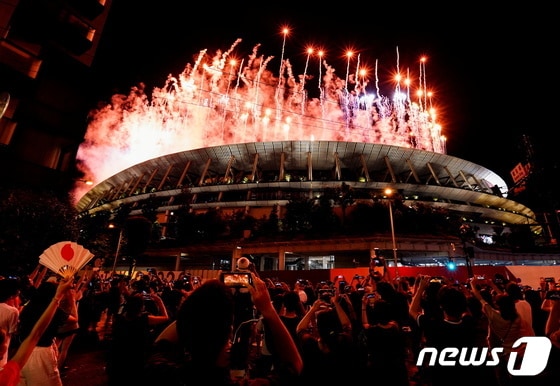 23일 일본 도쿄 국립경기장에서 2020 도쿄 올림픽 개막식이 펼쳐졌다. 형형색색의 폭죽이 일제히 터졌다. © 로이터=뉴스1 © News1 정수영 기자
