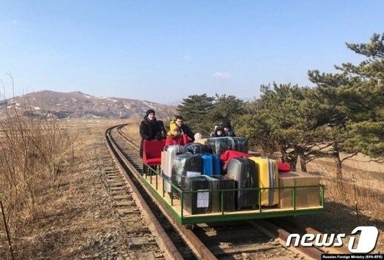 북한 주재 러시아대사관 직원과 가족 일부가 지난 2월 북러 간 철길을 따라 '레일바이크'를 이용해 러시아로 향하고 있다. (북한 주재 러시아대사관 페이스북) © 뉴스1
