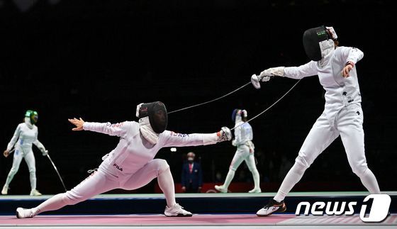 도쿄 올림픽 여자 에페 32강전 경기 모습© AFP=뉴스1