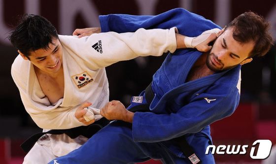 김원진(왼쪽)은 2020 도쿄 올림픽 동메달결정전에서 패했다. © AFP=뉴스1