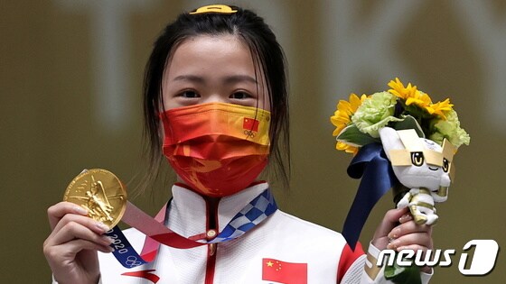 24일 도쿄 올림픽 첫 금메달리스트인 중국의 사격 선수 양첸. © 로이터=뉴스1 © News1 박형기 기자