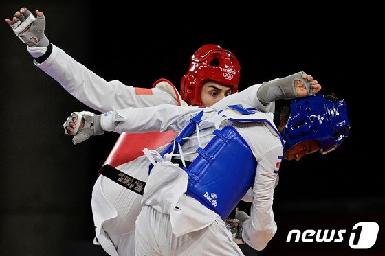 2020 도쿄 올림픽 첫 판서 패한 이대훈(오른쪽). © AFP=뉴스1