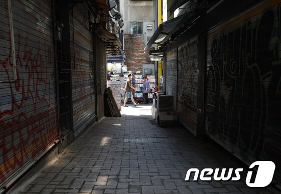 지난달 25일 서울 명동거리 뒷 골목. 점포에 임대 안내문이 붙어 있다. © News1 신웅수 기자