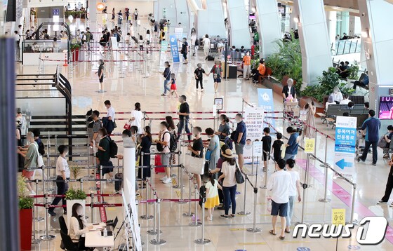 서울 강서구 김포공항 국내선에 여행을 떠나는 시민들로 북적이고 있다./뉴스1 © News1 김진환 기자