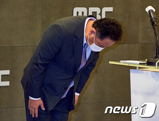 박성제 MBC 사장이 26일 오후 서울 마포구 MBC에서 기자회견을 갖고 2020 도쿄올림픽 중계 과정에서 불거진 각종 논란에 대해 대국민 사과를 하고 있다. (MBC 제공)2021.7.26/뉴스1