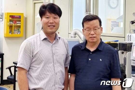 경북도 환경연구원 이기창·정상섭 박사(왼쪽부터)/© 뉴스1