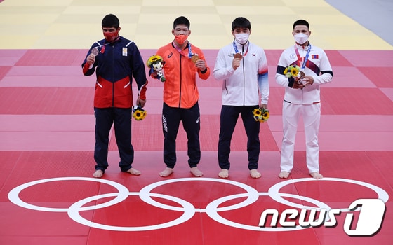 대한민국 유도 안창림(왼쪽 세번째)이 26일 오후 일본 도쿄 지요다구 무도관에서 열린 '2020 도쿄올림픽' 73kg 유도 남자 시상식에서 동메달을 목에 걸고 있다. 이재명 기자