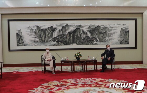 중국 톈진에서 회동한 웬디 셔먼 미국 국무부 부장관(왼쪽)과 왕이 중국 외교부장. © 로이터=뉴스1