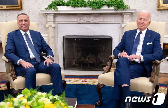 조 바이든 미국 대통령(오른쪽)과 무스타파 알 카드히미 이라크 총리.  © AFP=뉴스1