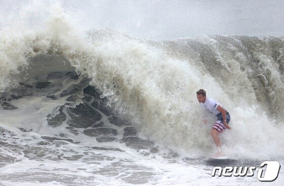 [사진] 태풍 '네파탁'으로 높아진 파도…서퍼들은 즐거워