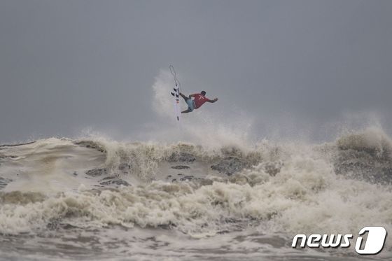 [사진] '폭풍 속으로'…태풍으로 파도 거세지는 日 서핑 경기장