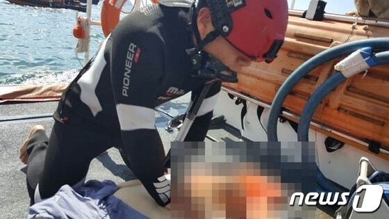 해경이 구조된 승선원에 대해 CPR을 실시하고 있다(부산해경 제공)© 뉴스1