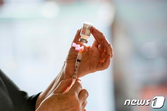 코로나19 백신 모더나를 주사기에 투입하고 있다. 2020.12.24 © AFP=뉴스1