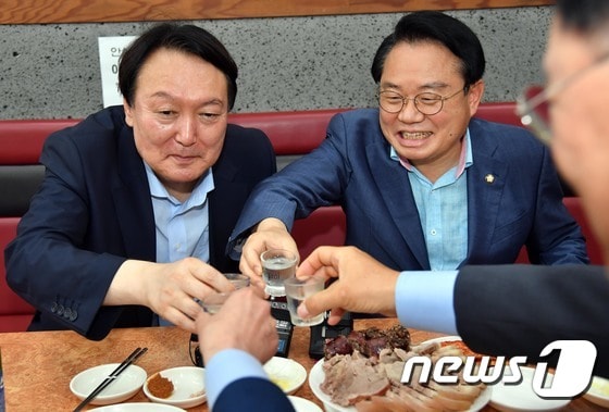 윤석열 '부산 국회의원들과 건배'