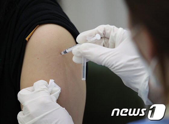 27일 서울 중구 예방접종센터에서 한 시민이 백신접종을 하고 있다.  2021.7.27 /뉴스1 © News1 신웅수 기자