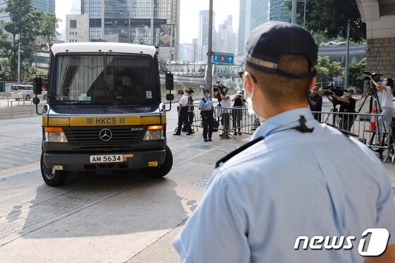 [사진] '홍콩보안법 위반 첫 기소'…법원으로 들어서는 호송 차량
