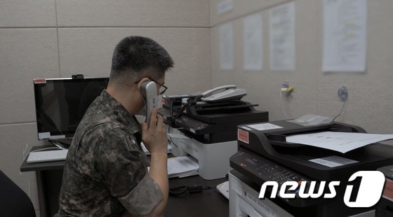 남북군사당국 간 통신선이 복구된 27일 군 관계자가 서해지구 군 통신선 시험 통신을 하고 있다. (국방부 제공) 2021.7.27/뉴스1