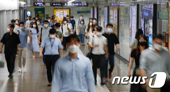 서울 종로구 광화문역에서 마스크 쓴 직장인들이 출근하고 있다. (기사 내용과 직접적인 관련 없음) © News1 안은나 기자