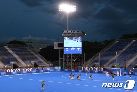 27일(현지시간) 도쿄 올림픽 하키 경기가 열리는 오이 하키 경기장에서 관중 없이 경기가 치러지고 있다. © 로이터=뉴스1 © News1 이정후 기자