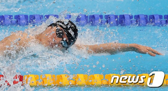 수영 황선우가 29일 오전 일본 도쿄 아쿠아틱스센터에서 열린 '2020 도쿄올림픽' 남자 100m 자유형 결승전에서 힘차게 출발하고 있다. 황선우는 이날 결승에서 5위를 차지했다. 기록은 47초82. 송원영 기자