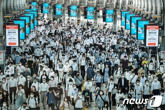 일본 도쿄 기차역의 2021년 7월 28일 아침 모습. 일본 전역과 도쿄 모두 연일 확진자 수 최고치를 경신 중으로, 통근자들 가운데 마스크를 쓰지 않은 사람을 찾기 어렵다. © AFP=뉴스1