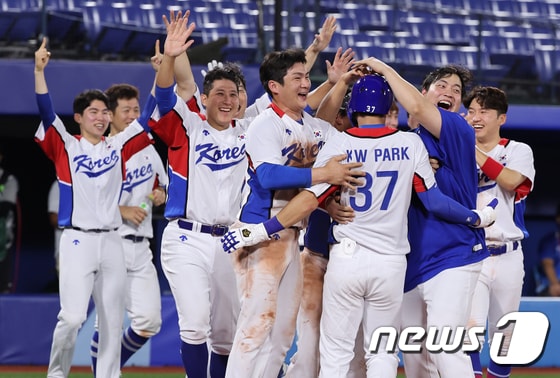 야구 대표팀 선수들이29일 오후 일본 요코하마 스타디움에서 열린 '2020 도쿄올림픽' 대한민국과 이스라엘의 야구경기에서 승리를 거둔 후 기뻐하고 있다. 이재명 기자