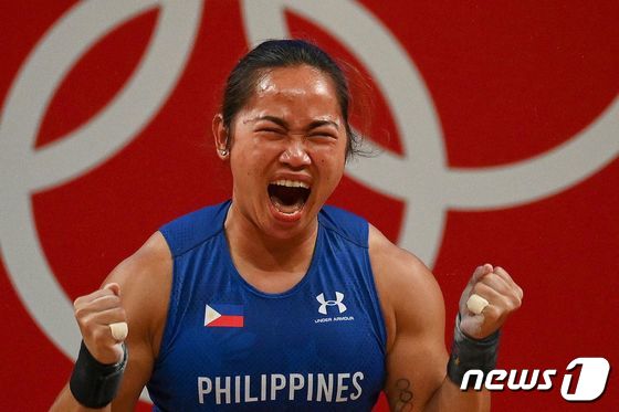 26일(현지시간) 필리핀 역도 국가대표 하이딜린 디아스(30)가 55kg급 경기에서 금메달을 확정 지은 뒤 환호하고 있다. © AFP=뉴스1 © News1 이정후 기자