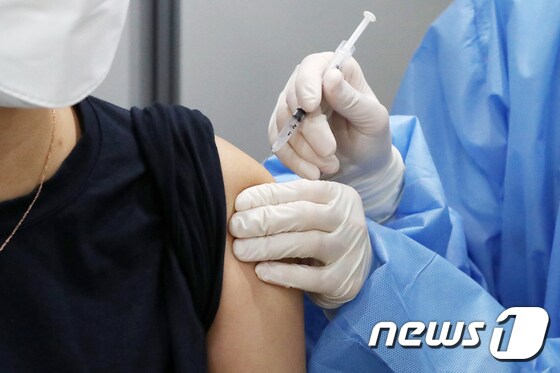 30일 서울 영등포구 구민회관에 마련된 코로나19 백신 예방접종센터에서 시민들이 백신 접종을 받고 있다. 2021.7.30/뉴스1 © News1 민경석 기자
