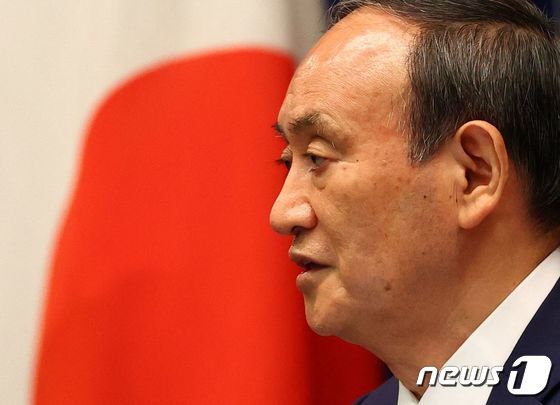 스가 요시히데 일본 총리가 30일 열린 기자회견에서 도쿄올림픽과 최근의 코로나19 확산세는 무관하다고 주장하고 있다. © AFP=뉴스1