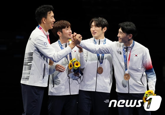 펜싱 대표팀 권영준(왼쪽부터) 마세건, 박상영, 송재호가 30일 오후 일본 도쿄 미쿠하리 메세 B홀에서 열린 '2020 도쿄올림픽' 남자 단체 에페 시상식에서 동메달을 목에 걸고 기뻐하고 있다. 이재명 기자