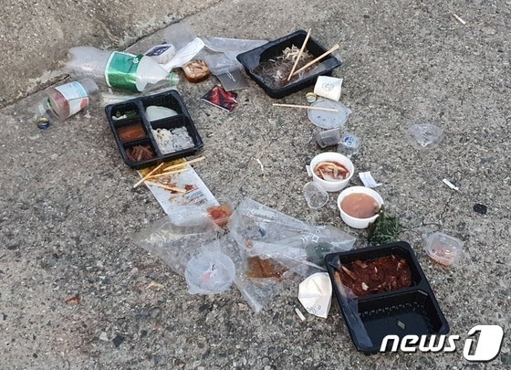 31일 낫개방파제 한가운데에 버려진 플라스틱 쓰레기들.2021.7.31/© 뉴스1 노경민 기자