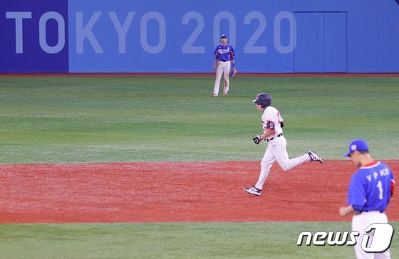 <br />대한민국 야구대표팀은 31일 미국에 홈런 두 방을 맞고 졌다. © AFP=뉴스1
