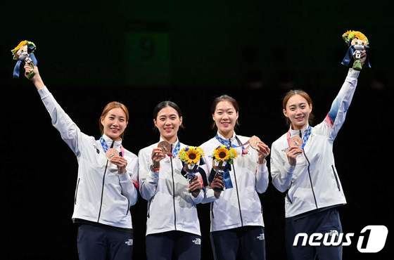 여자 펜싱 사브르대표팀은 31일 단체전에서 이탈리아에 45-42로 이기고 동메달을 거머쥐었다. © AFP=뉴스1