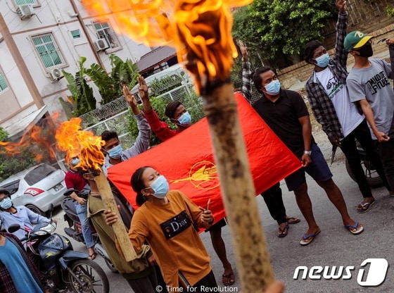 미얀마 만달레이주의 주민들이 반군부 시위를 벌이고 있다. © 로이터=뉴스1