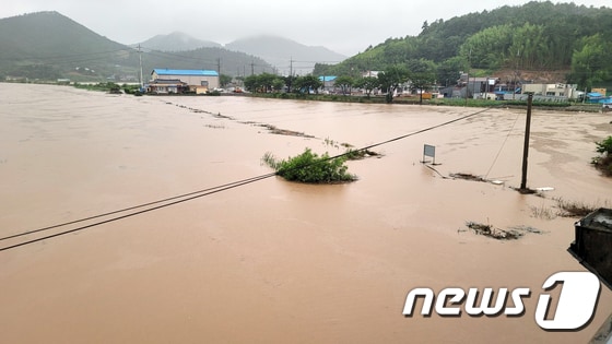 6일 오전 전남 진도군 진도읍 고작마을 일대가 불어난 물에 잠겨 있다. 이날 오전 10시 기준 진도군의 누적 강수량은 217㎜을 기록 중이다.(독자제공) 2021.7.6/뉴스1 © News1 정다움 기자